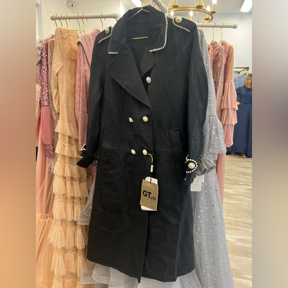 Elegant Black Double-Breasted Coat
With pearls details stunning